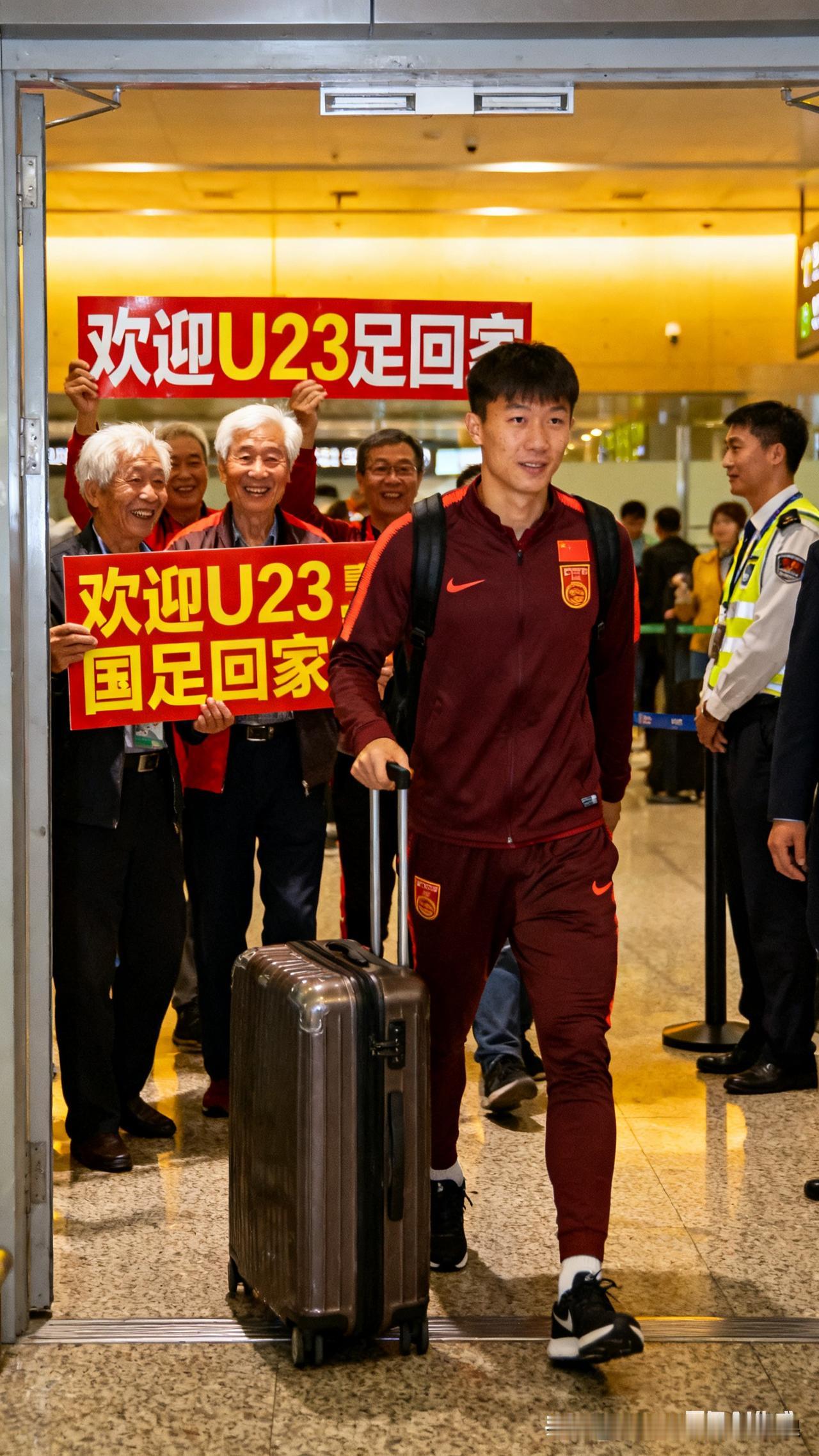 U23国足拿了亚洲杯亚军回京，大兴机场全是来接机的球迷，红衣服红国旗，一眼望去全