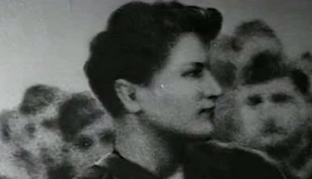 1941年，年轻的苏联女战士被纳粹军人轮番侵犯，为了不让女战士呼喊，残忍的纳粹军