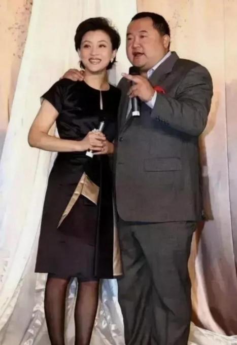 1994年，26岁的杨澜非要和银行上班的丈夫张一兵离婚，转身嫁给了体重200斤，