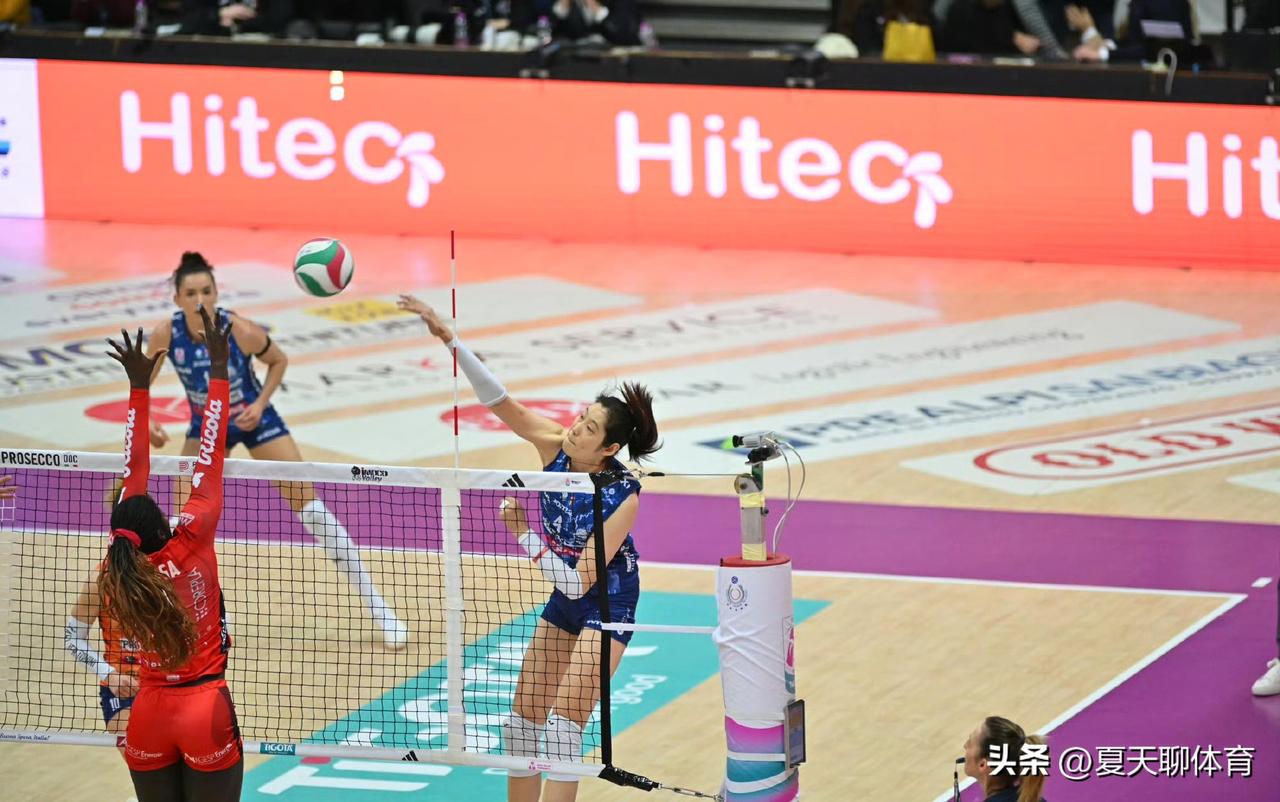 朱婷持续稳定输出，拿下20分，依然是接最多的一传，打最多的调整攻！33扣18中2