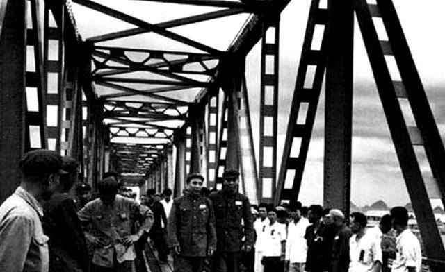 1957年，铁道兵司令王震上将遇到3个海军军官大声喝酒划拳。王司令走上前去，问：