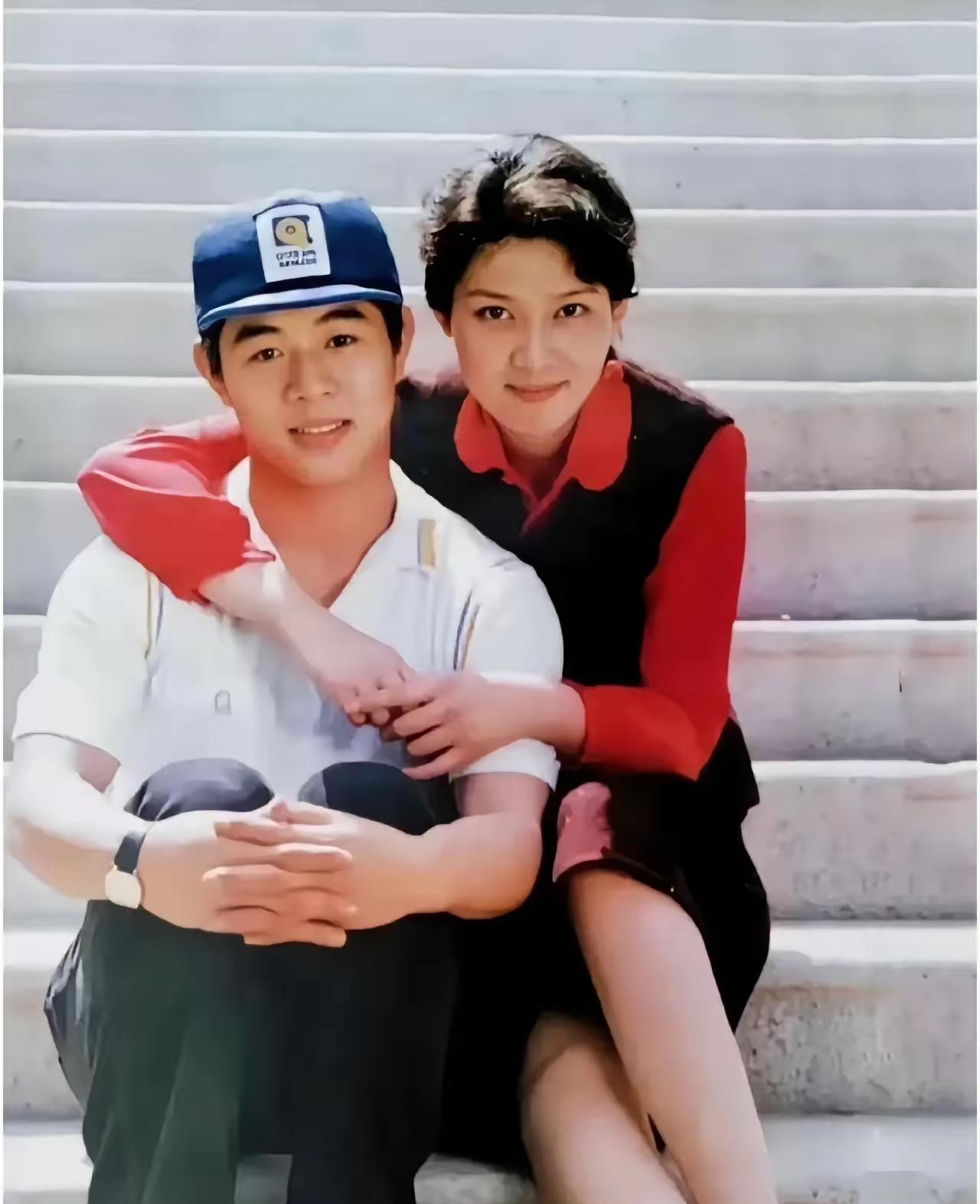 这是80 年代的一张罕见合影，李连杰和潘虹笑容满满的留下同框照。

当年的李连杰
