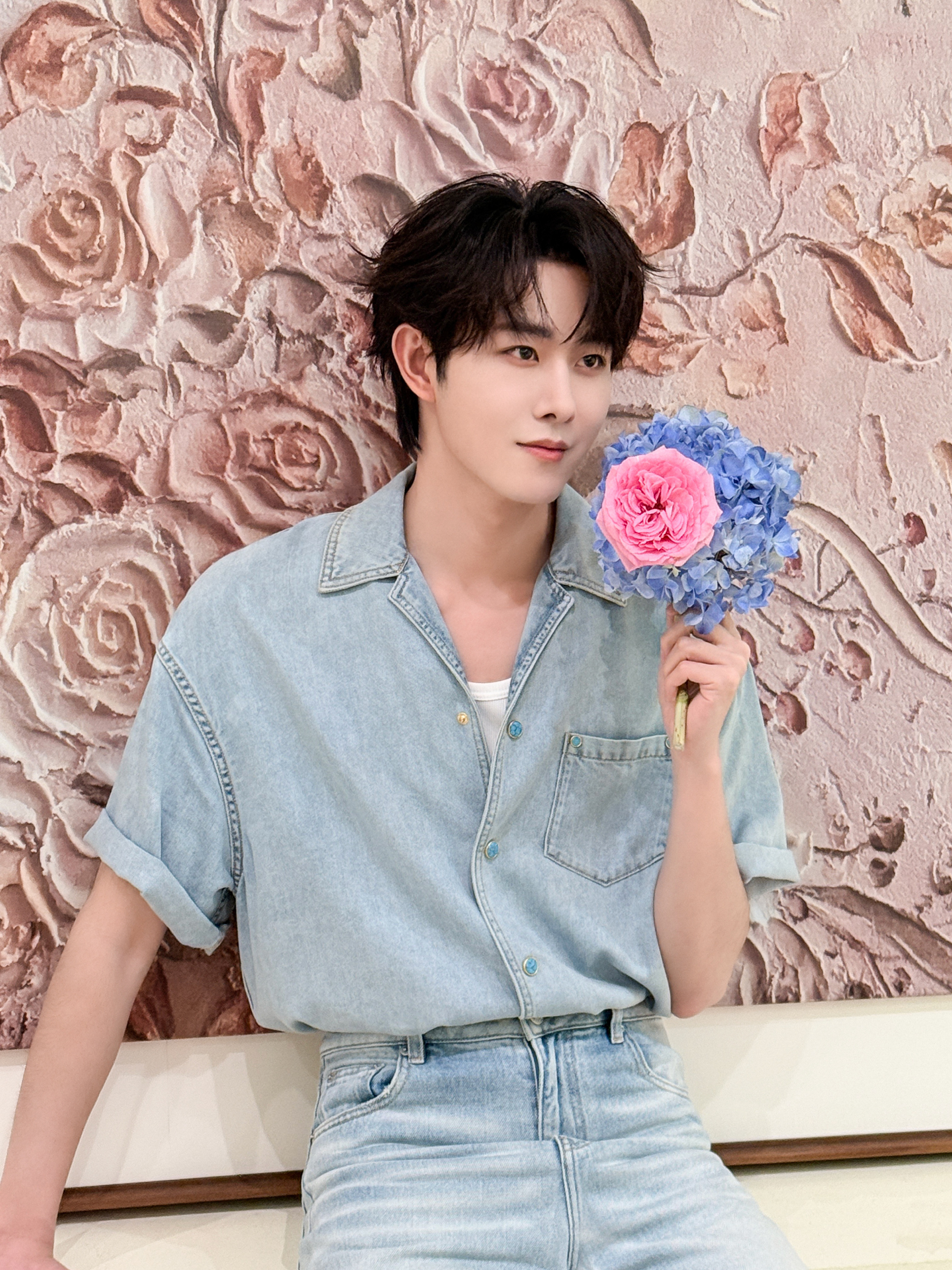 田嘉瑞出场三秒我就妈了一眼沦陷的可爱谁懂！田嘉瑞饰演的狐狐寄灵带着小脆角登场，外