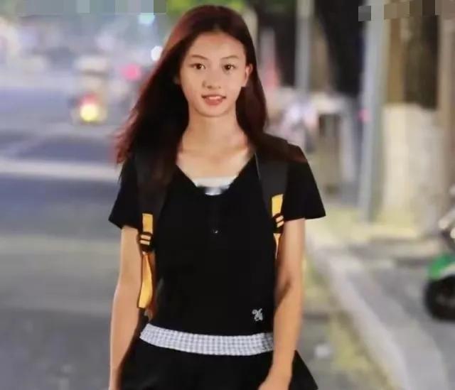 素人女孩‘七七’能成为下一个巨星吗？这张脸就是她的通行证！

你看过七七的视频吗