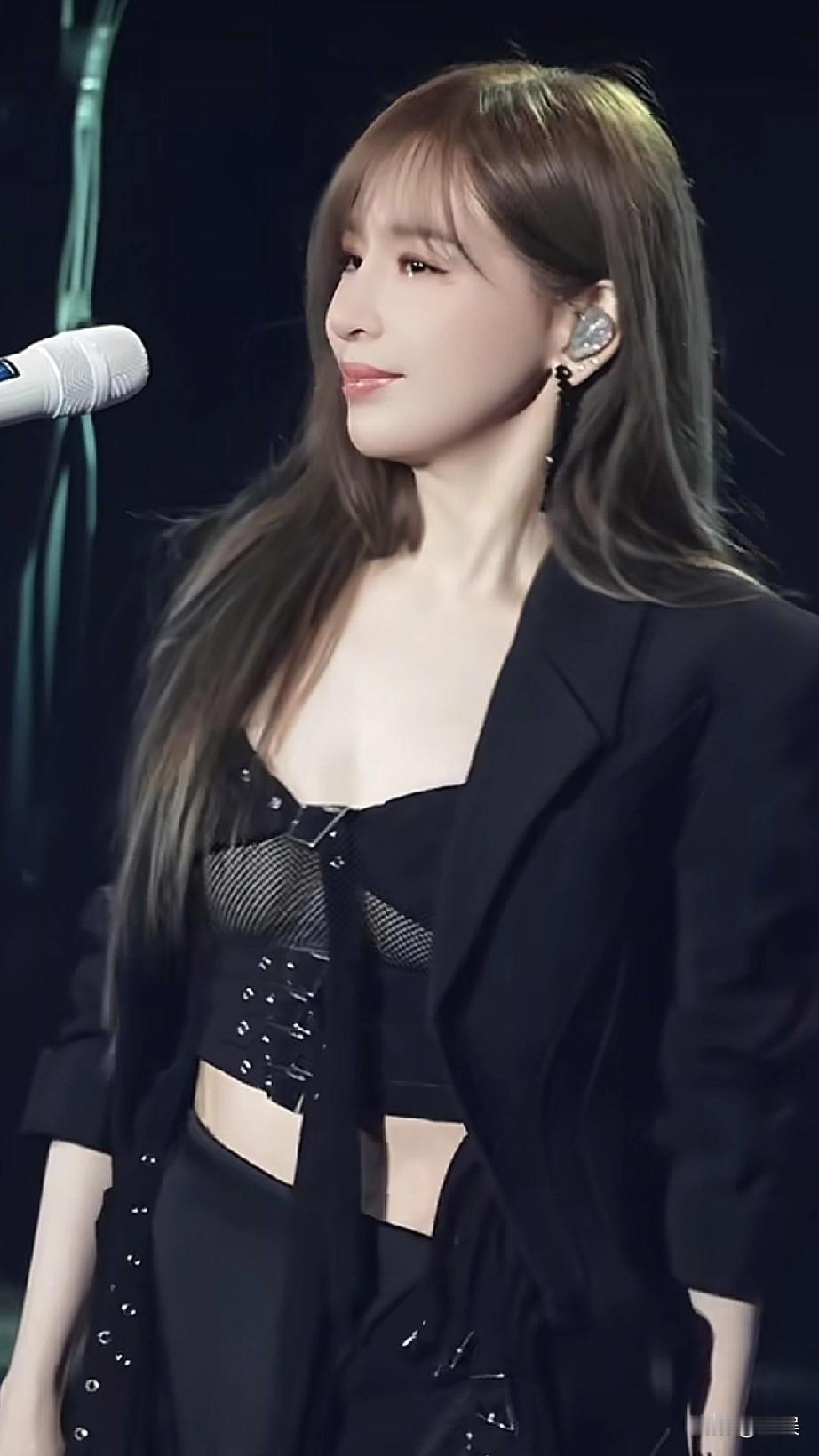 王心凌黑色西装