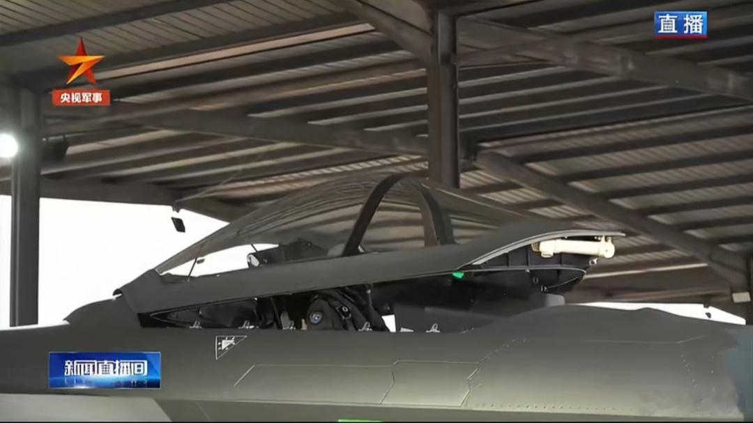 空军某部歼20开训 