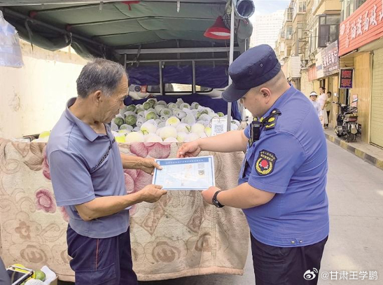 兰州便民瓜果摊正式开摊买瓜还能线上监督！兰州瓜果摊新增便民监督渠道 每个摊位证件