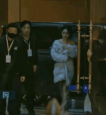 她到底是冷还是热？

如果冷，为啥露出双肩还袒胸？如果不冷，为啥还要穿羽绒服？