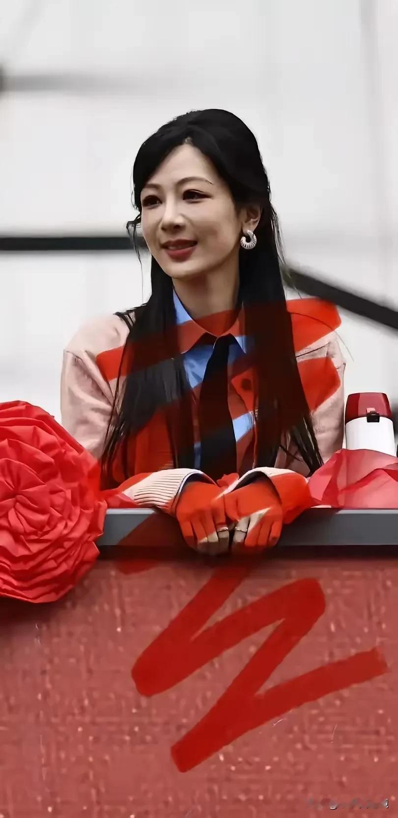 总觉得这两个女人的脸有点像，前者可能整容整多了，脸蛋竟然向后者慢慢靠拢。
还是原