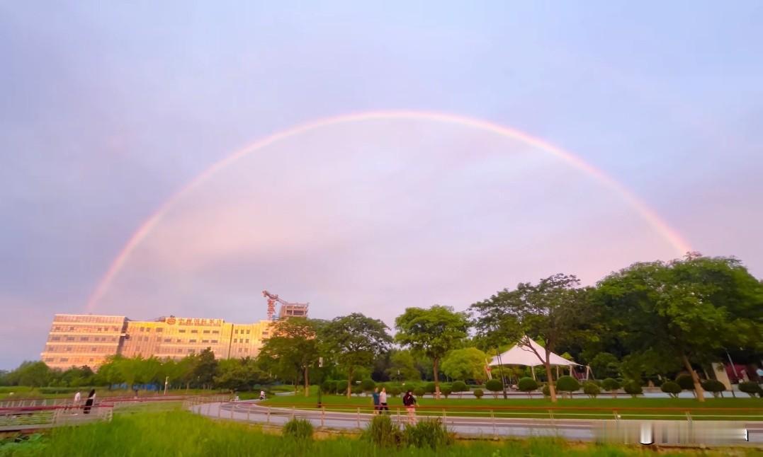 不要让忙碌和喧嚣淹没生活的美好，学会享受每一个瞬间。