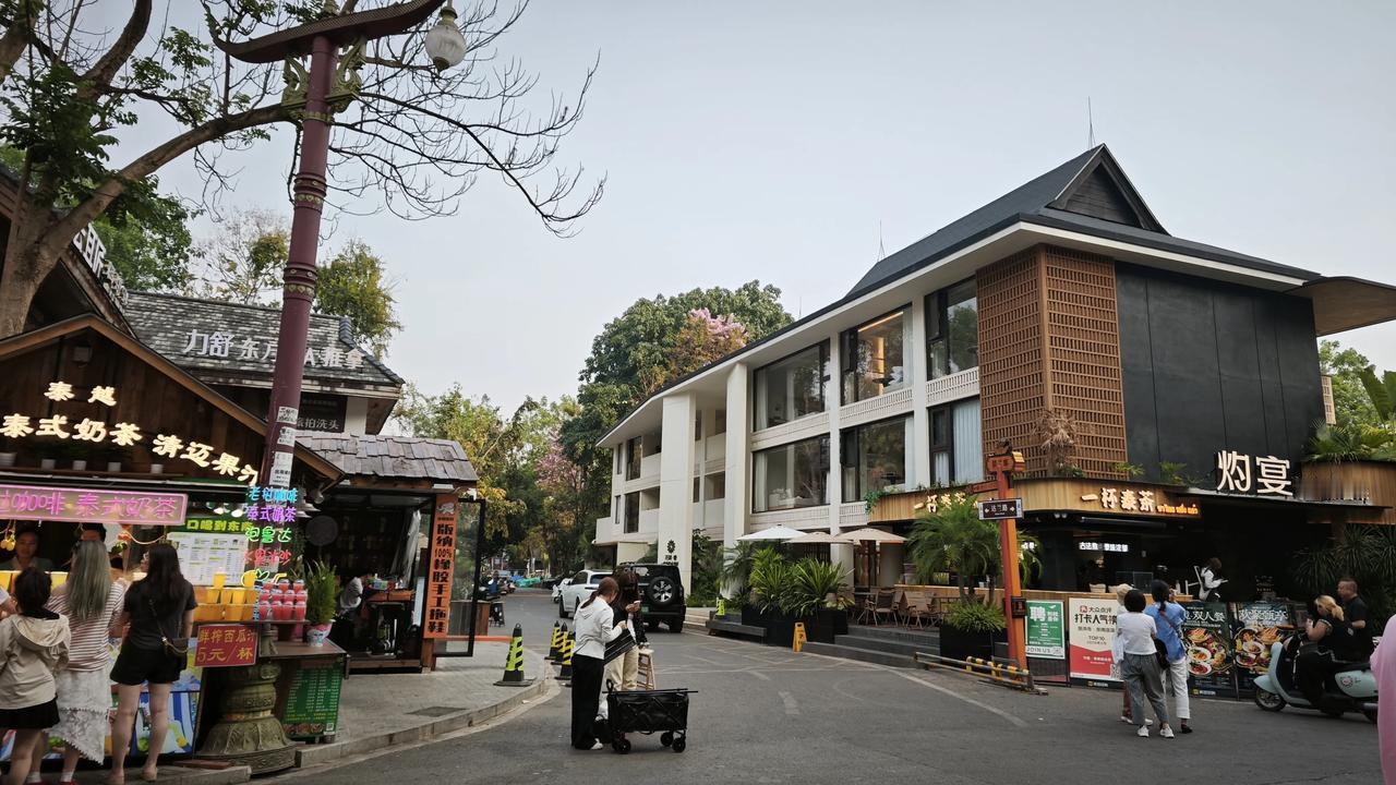 分享一张随手拍在西双版纳的街巷里，风里都裹着热带的甜。傣味的香、泰式奶茶的醇，还