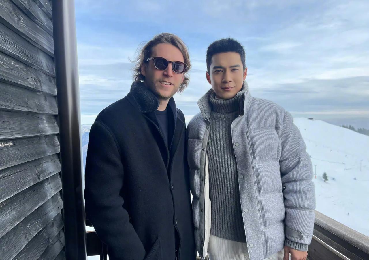 所以说白色人种的国外男性不要和黄色人种的男明星在一块拍照，尤其是化了眉毛的男艺人
