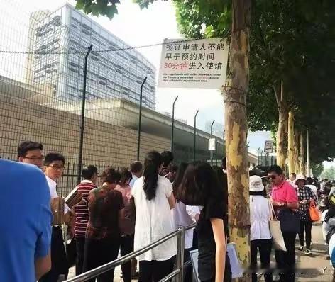 每一次批评美国，总能看到有些人梗着脖子说“为什么美国大使馆前排成了长队”，以此证