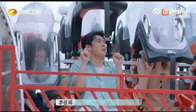 李佳琦又菜又爱玩口误后立刻用 “排名不分先后” 救场，短短六个字化解危机，既照顾