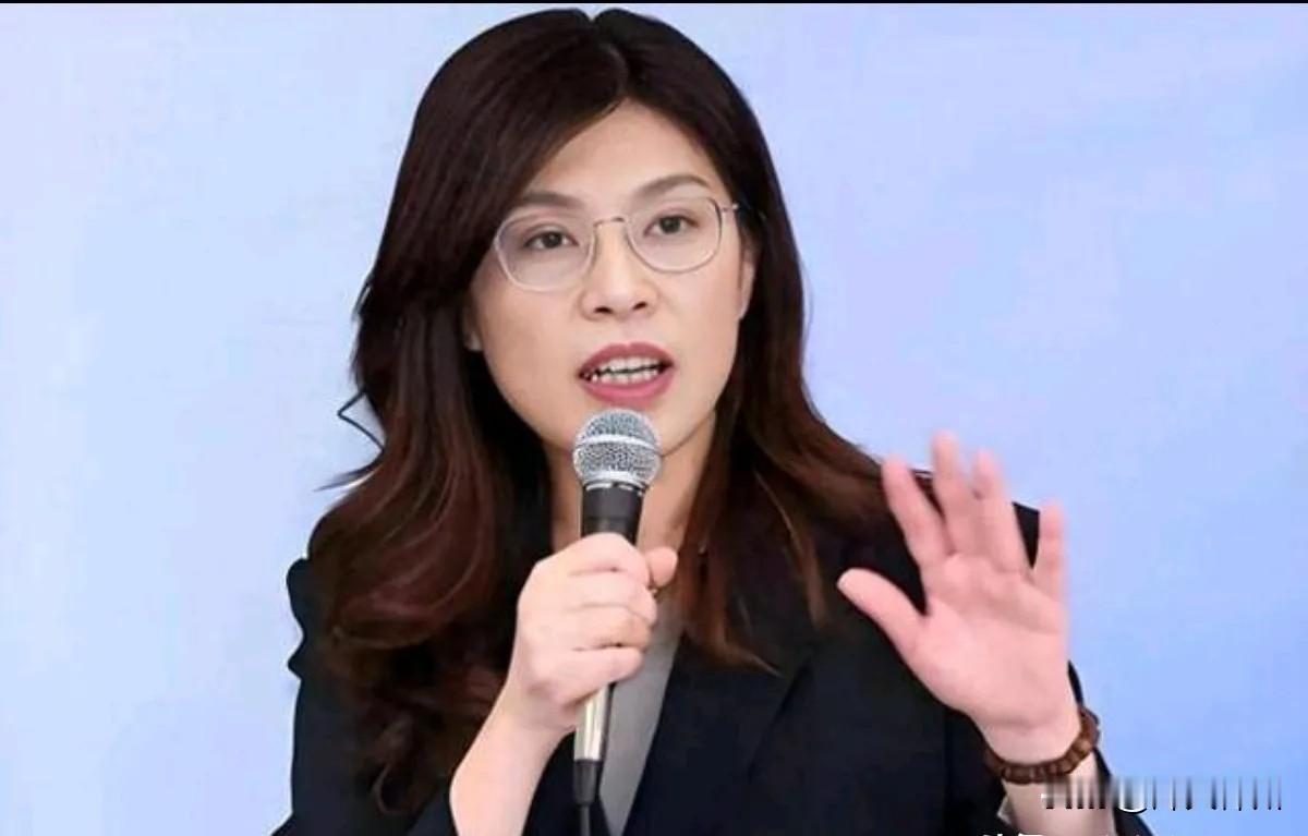 6月18日，郑丽文表示，两岸问题的解决可以参照“欧盟模式”。郑丽文声称，我比所有
