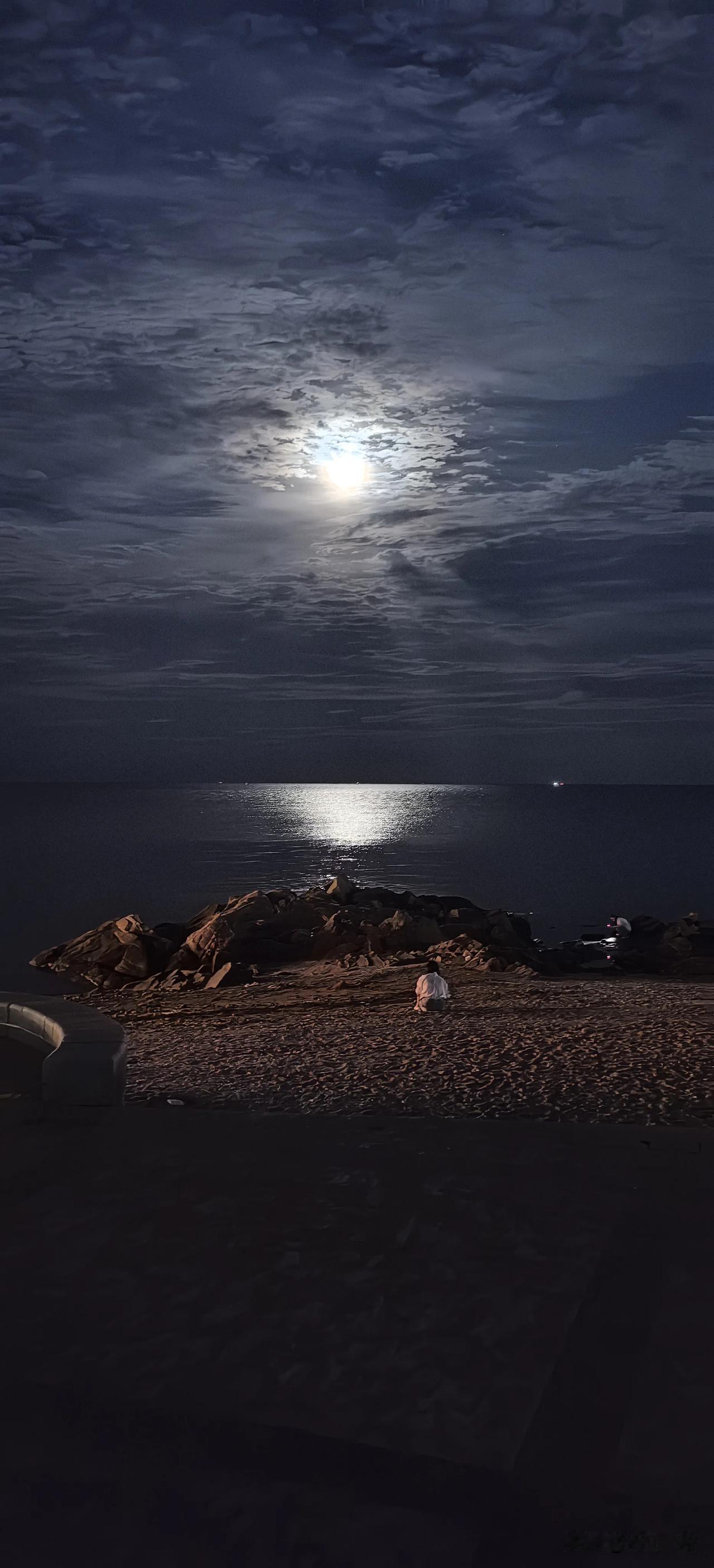海上生明月。住在海边的几天，每晚都坐在岸边不想走，清爽的海风平静了很多喧嚣和浮躁