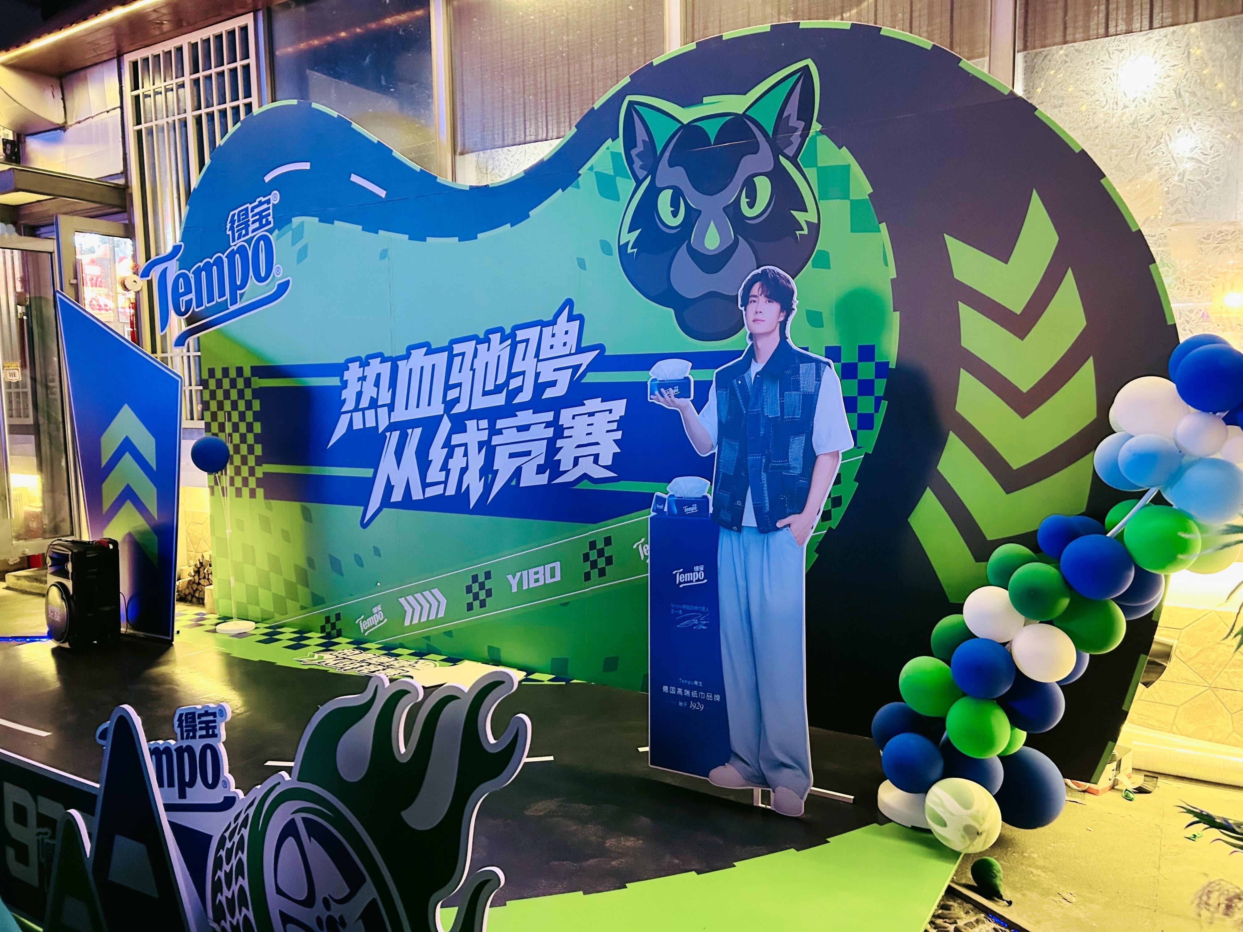 摩托姐姐不仅有专属大巴接送…还有品牌得宝霸霸赞助的线下晚餐…更有痛楼一起玩耍追星