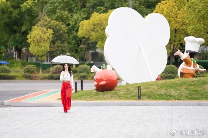 #杨紫单肩露腰白衬衫##杨紫红白穿搭珍珠腰链# 杨紫单肩露腰白衬衫+红裤，珍珠腰