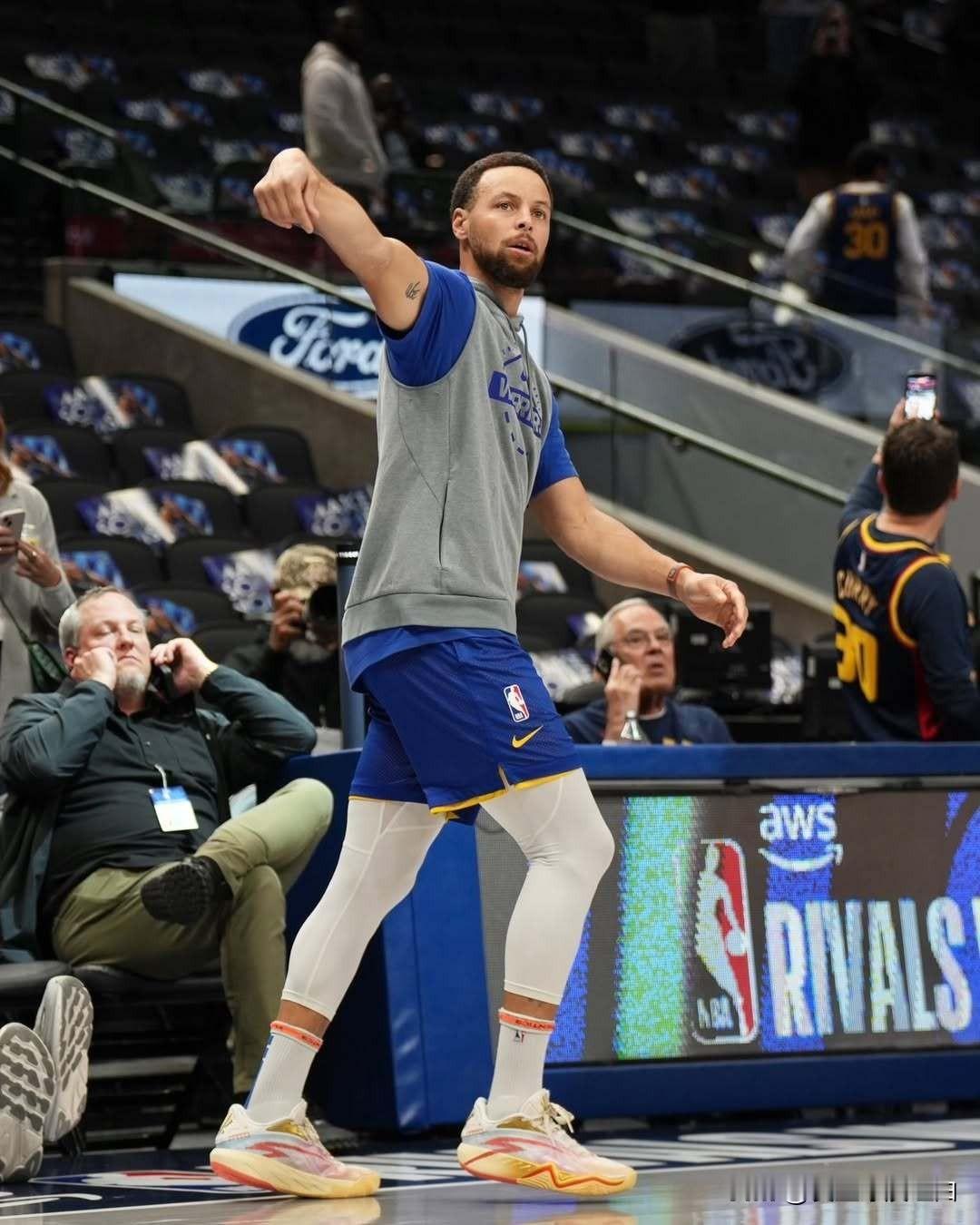 库里上脚欧文最新一代签名鞋，这两位顶级后卫也算是梦幻联动了，库里上脚的还是首发的