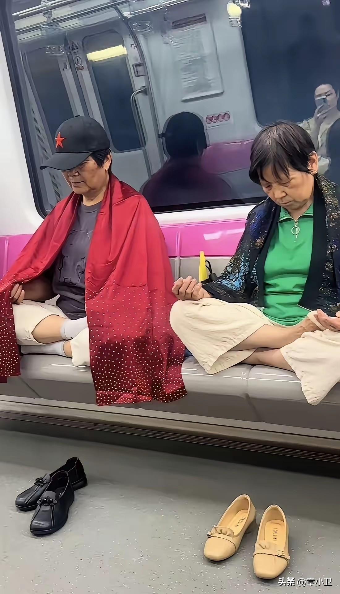 公共场合实在不该，坐标上海地铁7号线，网友说：把鞋子踢走一只就好了地铁离谱行为 