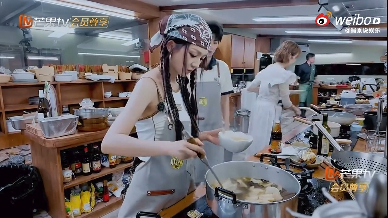 靳梦佳连喝两碗王俊凯老鸭汤中餐厅王俊凯精心慢熬荷叶酸萝卜老鸭汤，挨个给伙伴分汤，