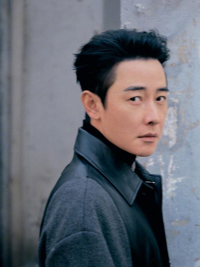 罗晋睡着了家人们谁懂！罗晋在微博视界大会坐着就睡，那姿势、那状态，像极了我上课偷