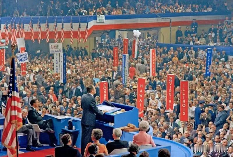 今年民主党大会
在芝加哥召开，而1968年民主党大会也在芝加哥。拜登宣布退出后，