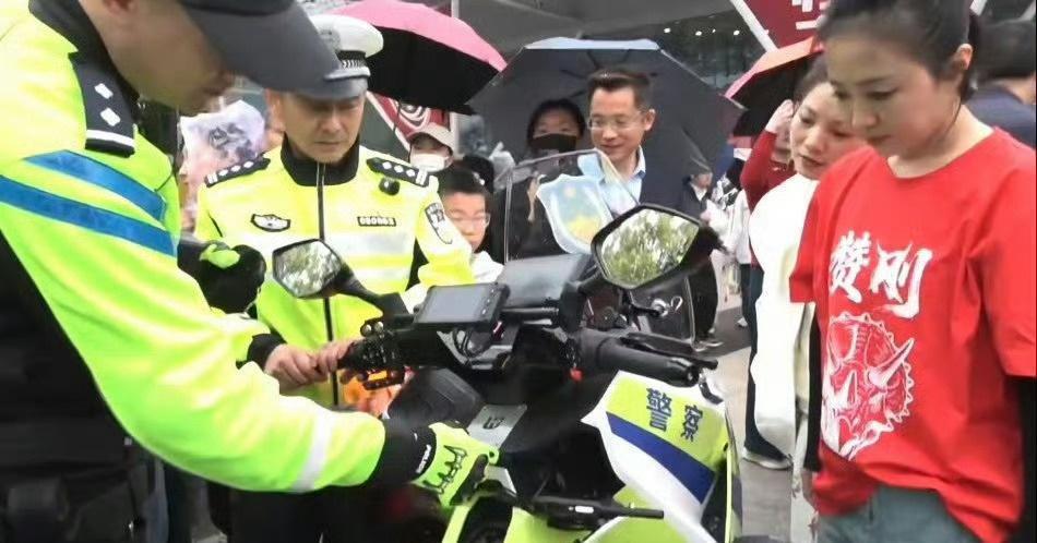 苏超开幕式现场，常州铁骑的电摩巡逻又安静又灵活，穿梭在人群里维持秩序，安全感直接