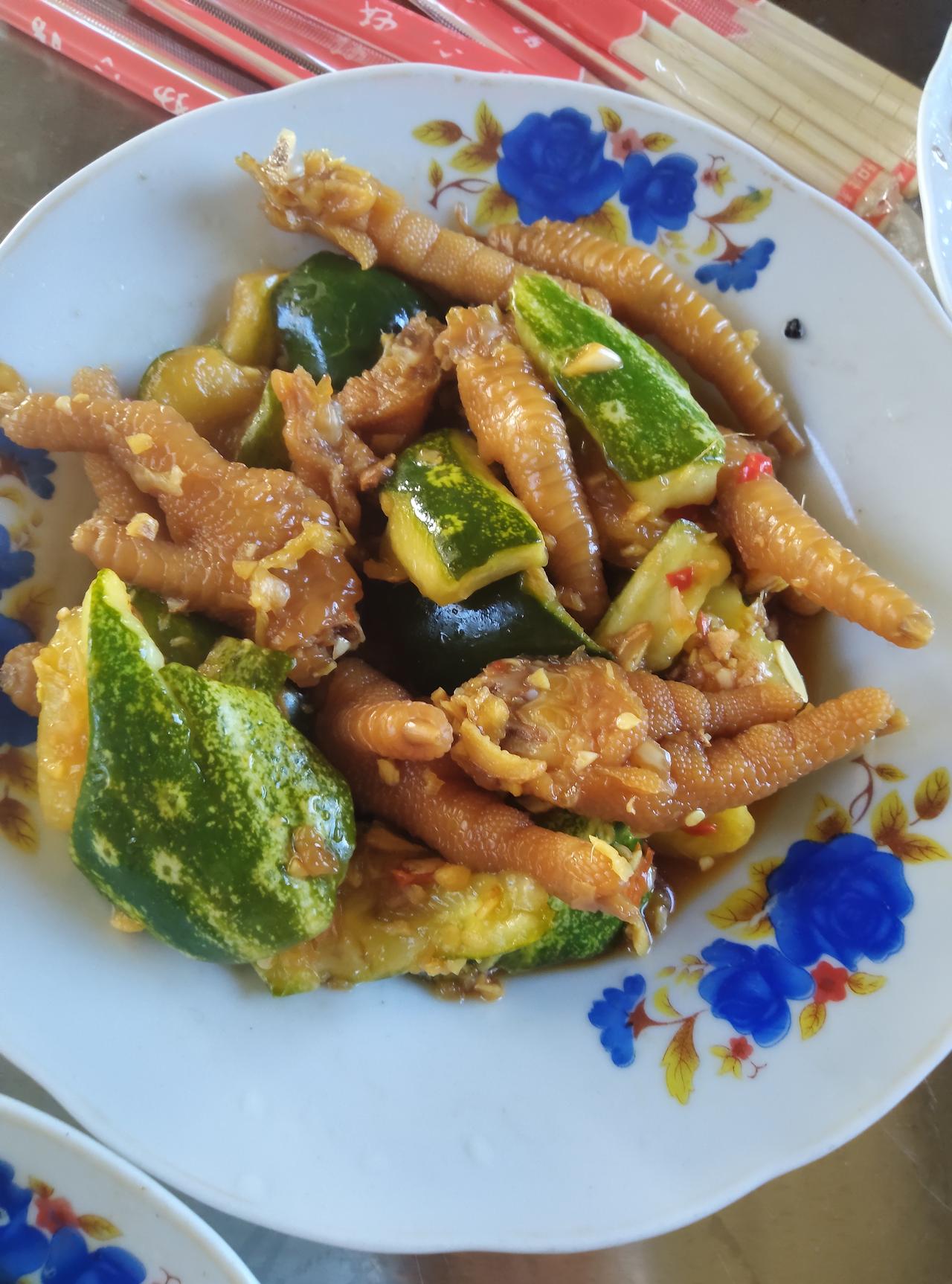 盛夏燥热难耐，总想吃点开胃的小食解腻，一盘酸辣黄瓜鸡爪再合适不过。软糯Q弹的鸡爪