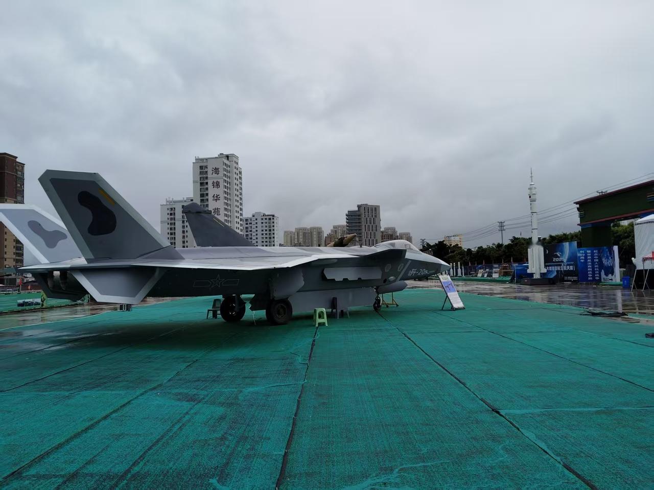 当阿三和东方龙打牌:

东方龙:      我出歼8
阿三:          