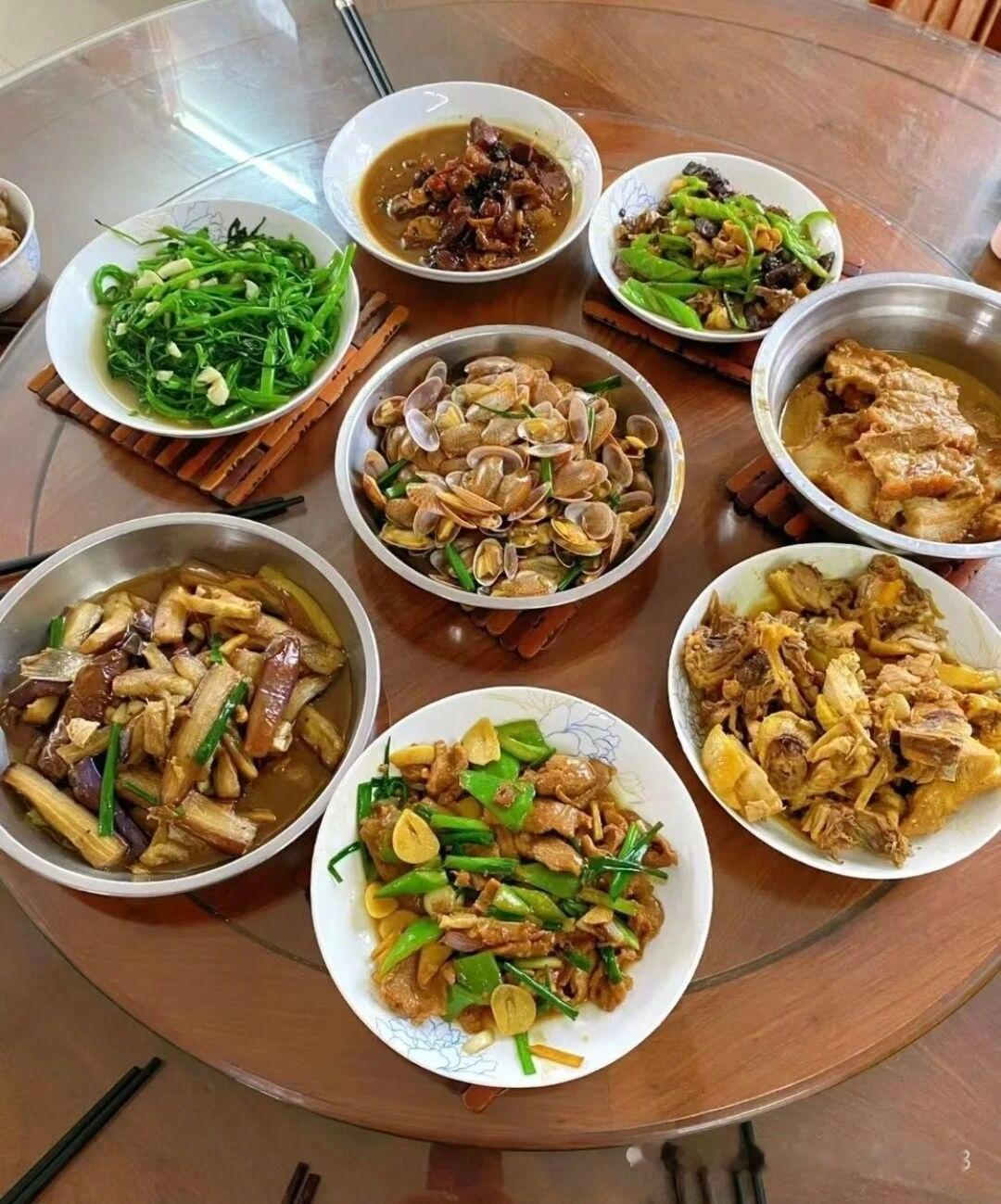 山东的人吃什么呢？我辛辛苦苦煮了这张桌菜，但是有一个山东的朋友，他什么也不吃。哎