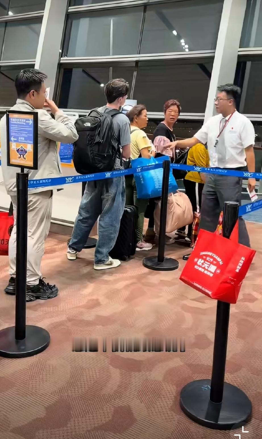 外国小伙不遵守登机规定，机场工作人员以礼有节！机场排队登机 外籍旅客行为 儿童机