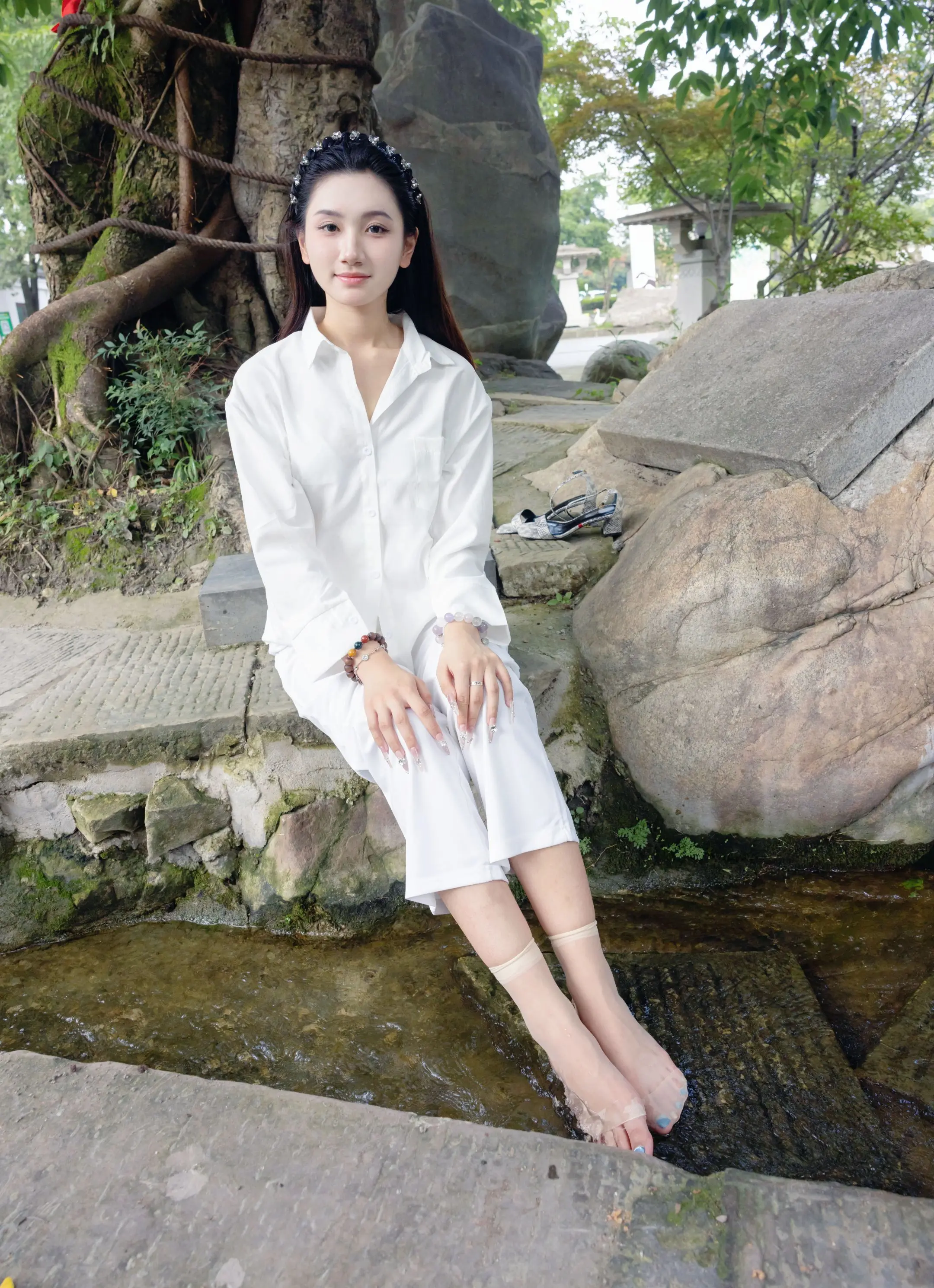 这件白衬衫仿佛把山间的清风都穿在了身上，透着一种不染尘埃的纯净。坐在溪...