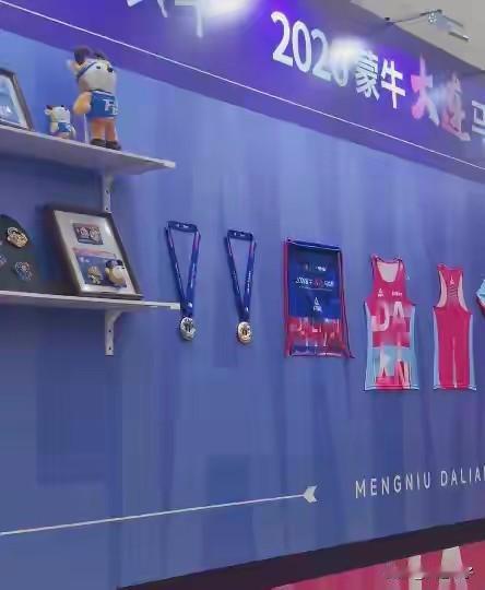 盼望的大连马拉松赛事来了！

今天召开的新闻发布会上，赛事奖牌亮相，参赛服、吉祥