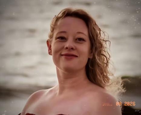 特朗普这次没法收场了，美国街头被击毙的37岁白人女性蕾恩，真是buff叠满，不是