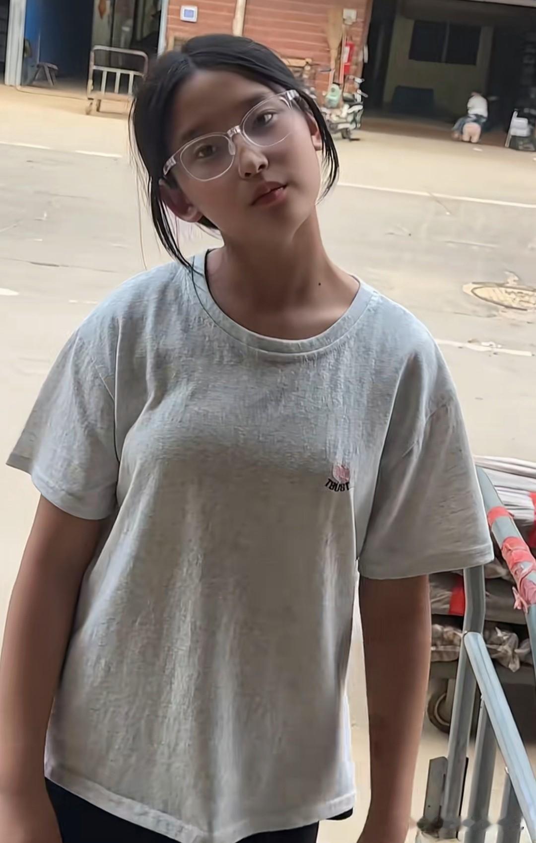 为什么现在很多人从小就戴眼镜，你们到了学校附近看看，现在的学生大多数都是戴眼镜，