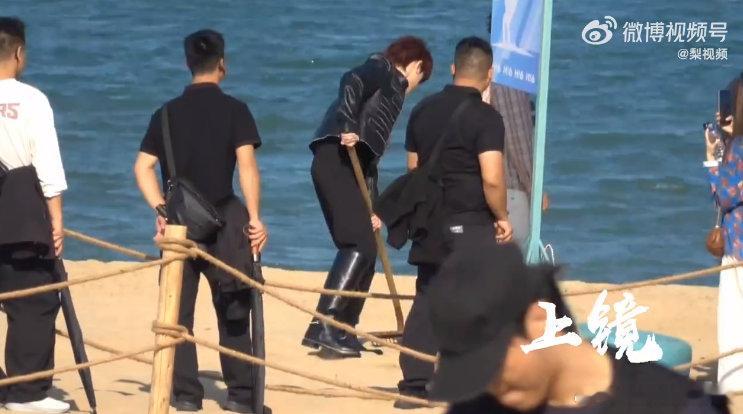 丁程鑫在沙滩干上农活了 你好星期六 你好星期六全员团建路透 丁程鑫在沙滩干农活，