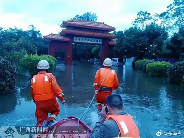 救援航母已抵达广西贵港这套装备承载能力超过六十吨，单次可以运送五百人，民间也把它