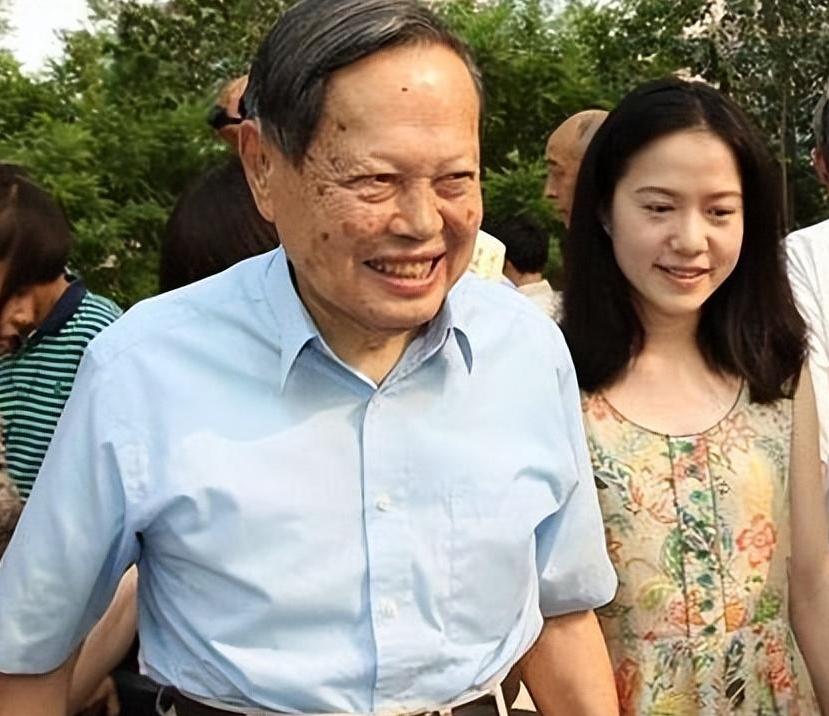 很少有人知道，杨振宁的生日也是10月1日。

而且，杨振宁今年已经102岁了！