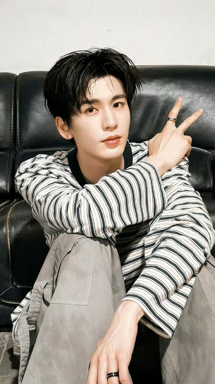 张凌赫这张营业照片在ins只用了14个小时就破百万点赞了成为内娱男明星破百万点赞