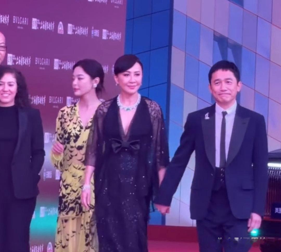 梁朝伟老婆没牵手就抠手昨天上海电影节闭幕红毯，梁朝伟以评委会主席身份亮相，全程紧