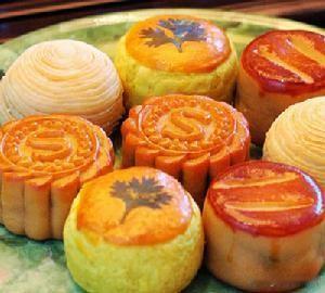 月饼这东西，甜也好咸也罢，现在连酱板鸭都能包进去，争来争去其实争的是记忆里那个味