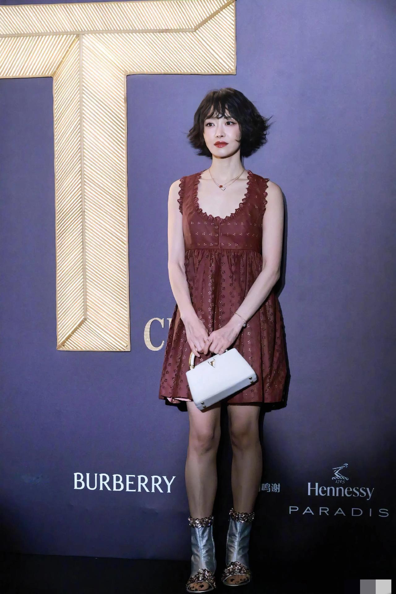 宋茜出席T风格论坛的造型被赞像真人版Molly洋娃娃，但我却完全欣赏不来。

轻