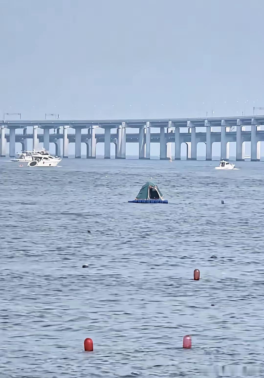 游客在海面搭建移动帐篷露营，大连海警回应。近日，有网友反映，辽宁大连市沙河口区星