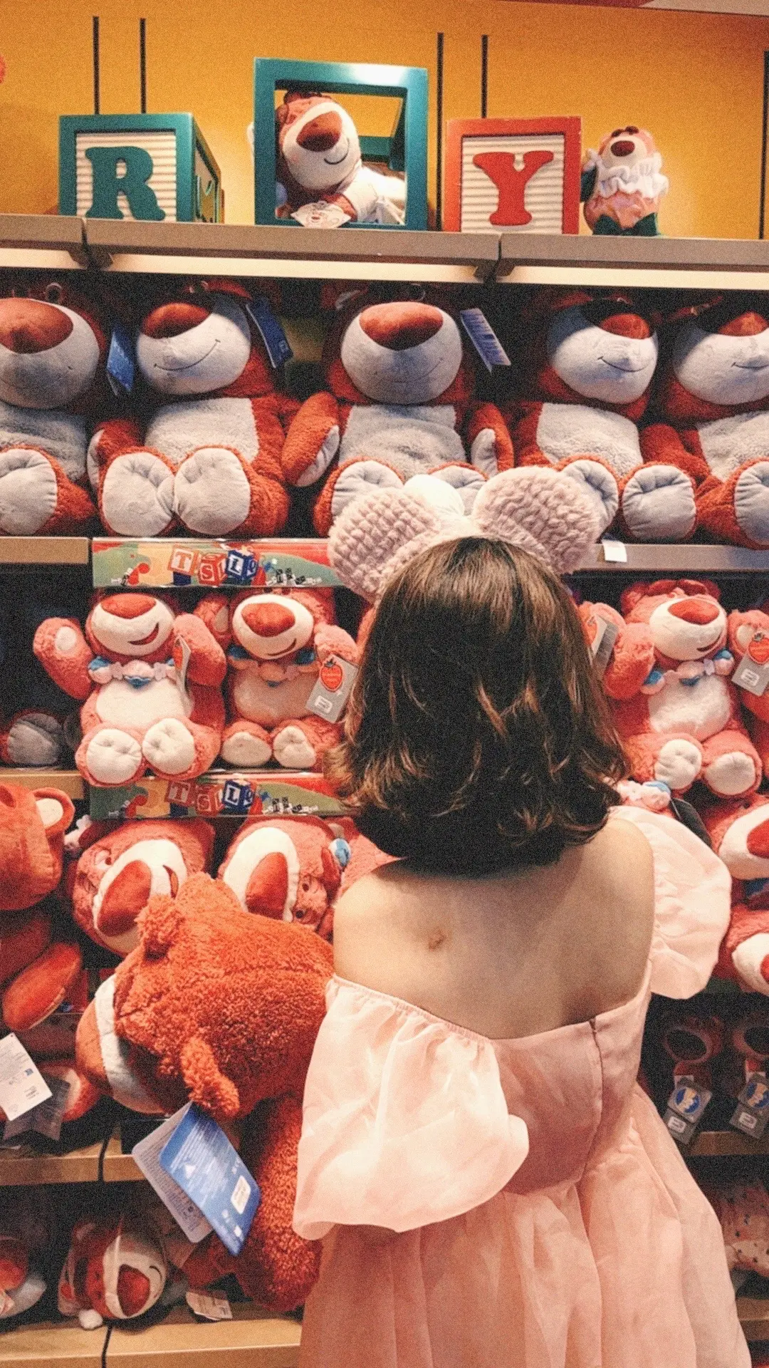 本来也想跟风发一个她留给你的是背影 但我翻遍相册几乎没有几张背影照 只...