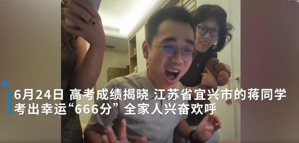 出乎意料！江苏宜兴，一名女生高考放榜前内心极度紧张，不敢自己操作查分，由父亲帮忙