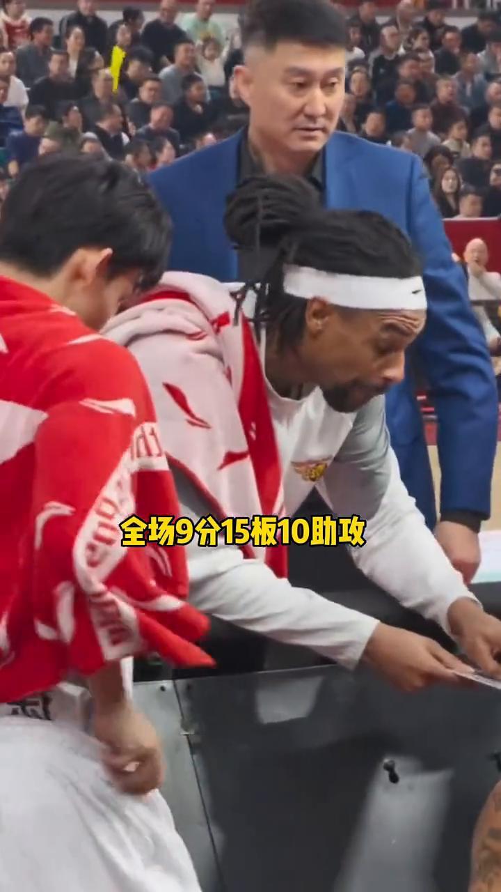 抢了杜锋的战术板，萨林杰指导真厉害。
萨林杰指挥战术，全场9分15板10助攻。萨