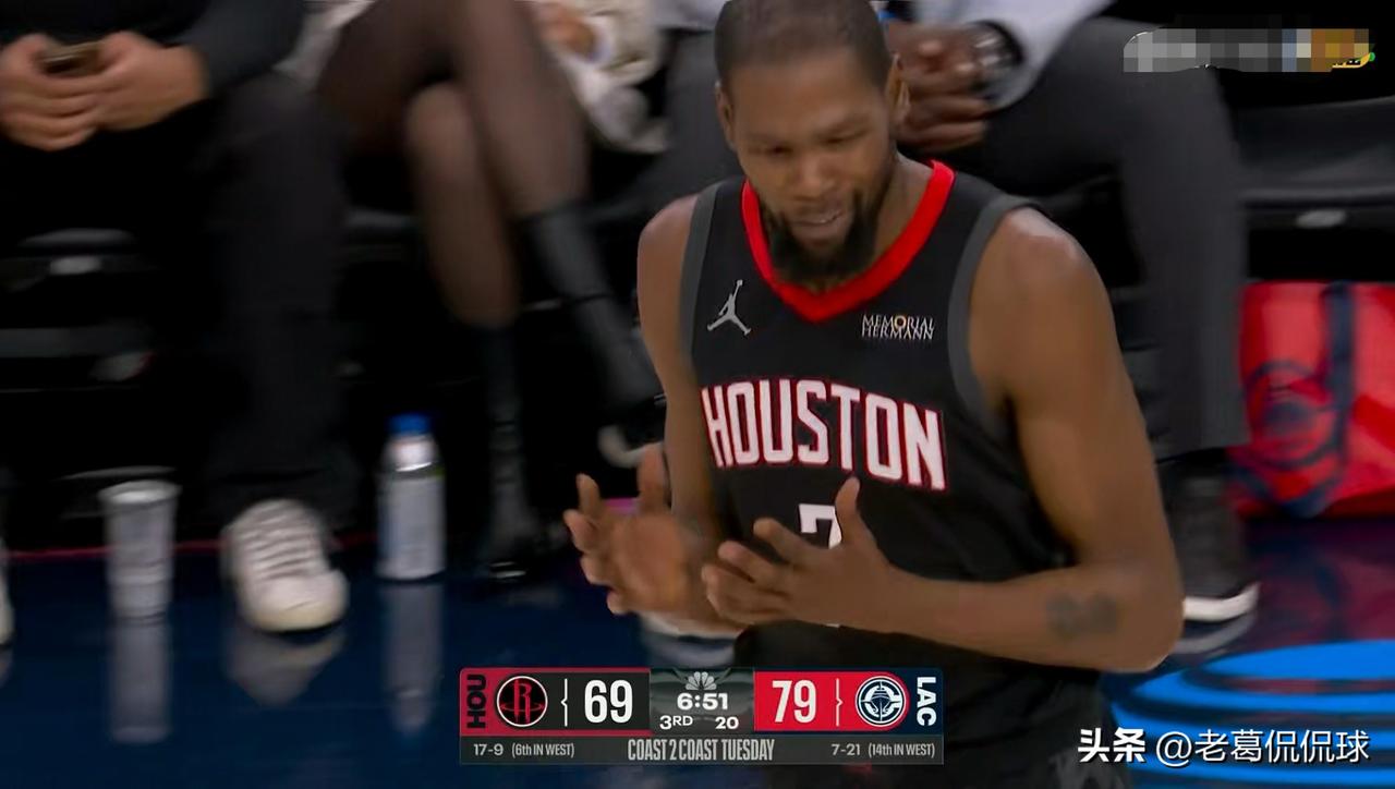 火箭超级巨星杜兰特真是急了！在今天火箭客场挑战快船的比赛中，当时比赛进行到了第三
