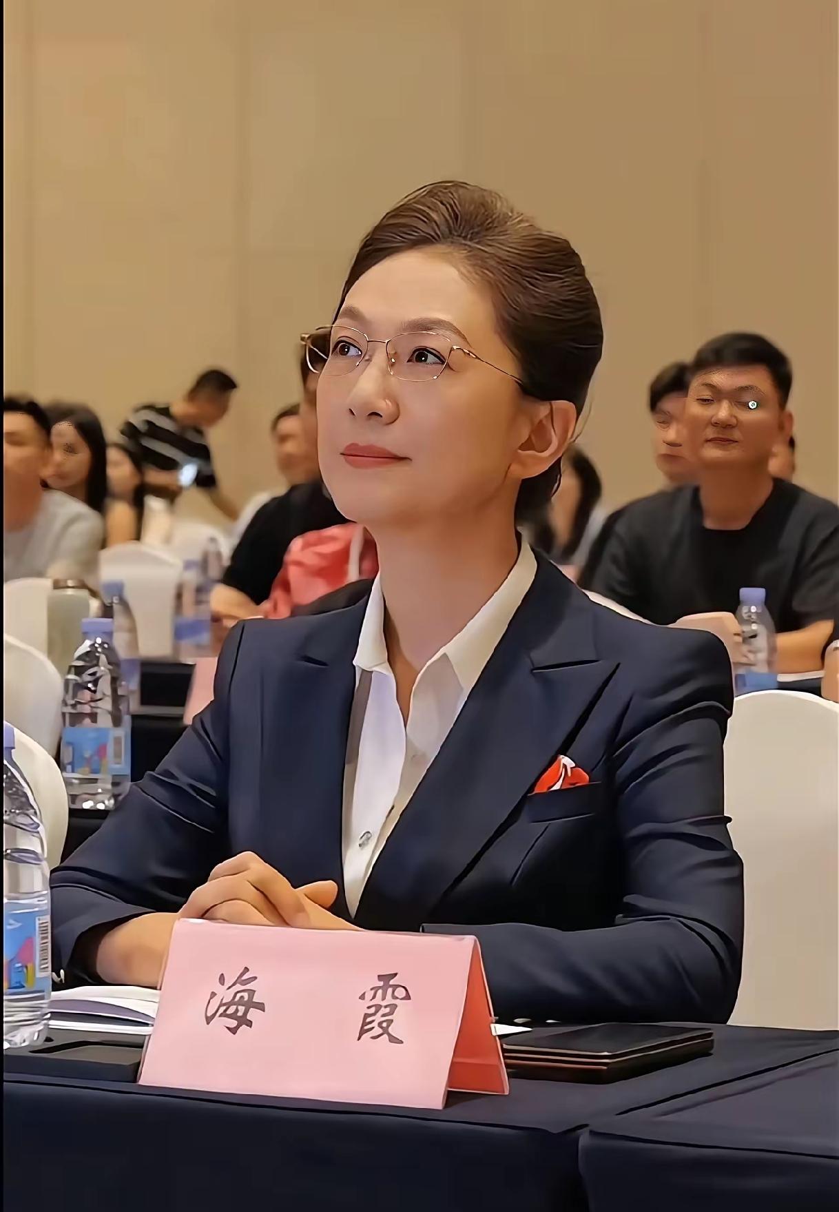 昔日家喻户晓的新闻联播一姐，如今出任河南大学学术副校长。已经54岁的她全程素颜出