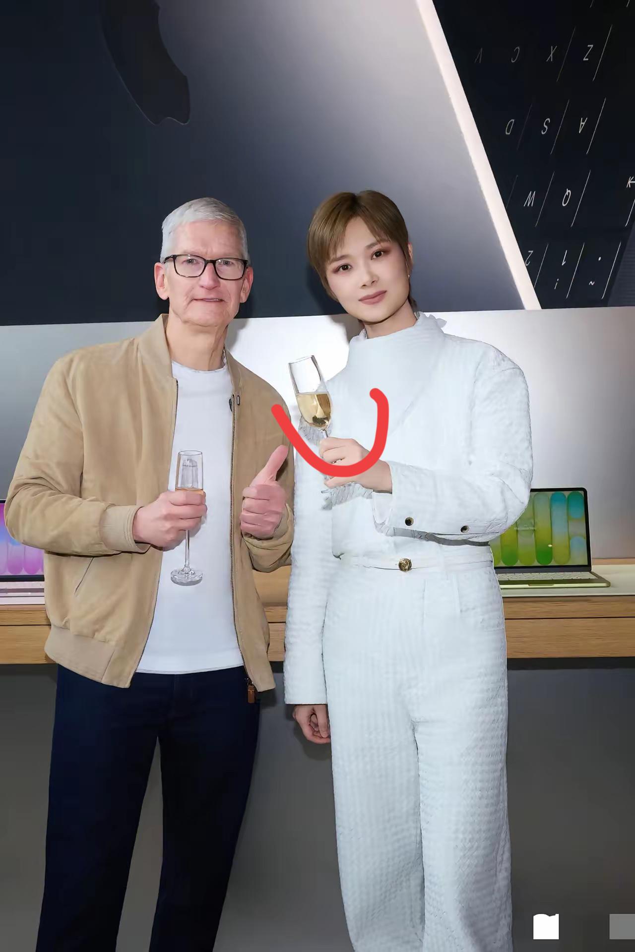李宇春库克合影，李宇春杯子里喝的是什么